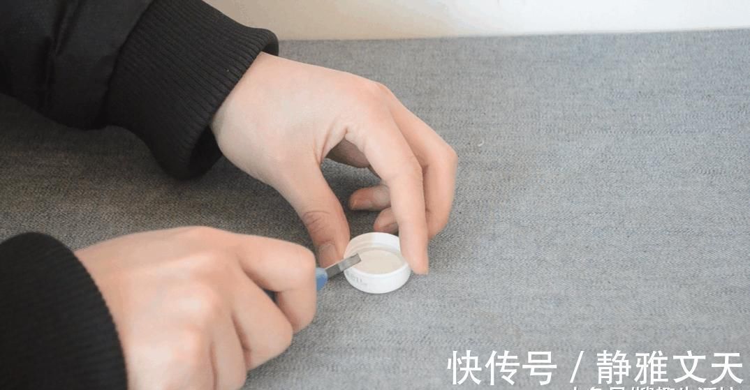 门把上粘个塑料瓶盖, 没想到还有这妙用, 家家户户都用得着