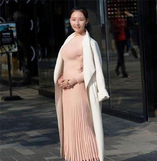 街拍成熟丰腴,大方得体的美女,非常的惹眼