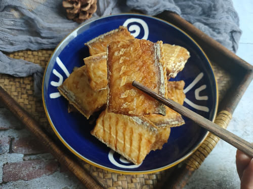  干炸带鱼想要外酥里嫩，有人加鸡蛋、有人挂面糊，其实都不正确