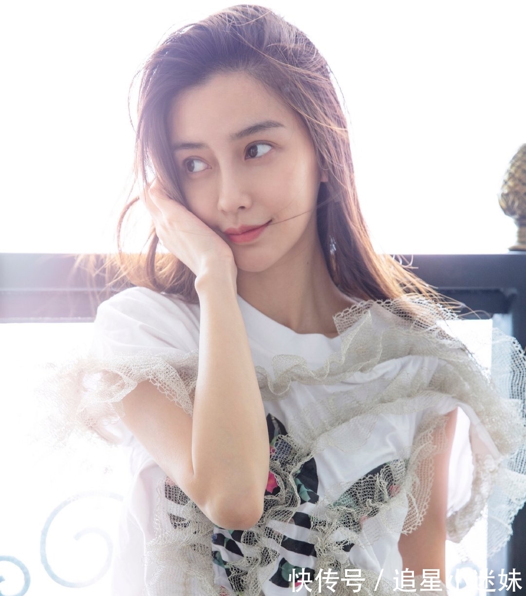 牛仔外套 angelbaby又换发型了?薄纱配运动T,太有创意了!