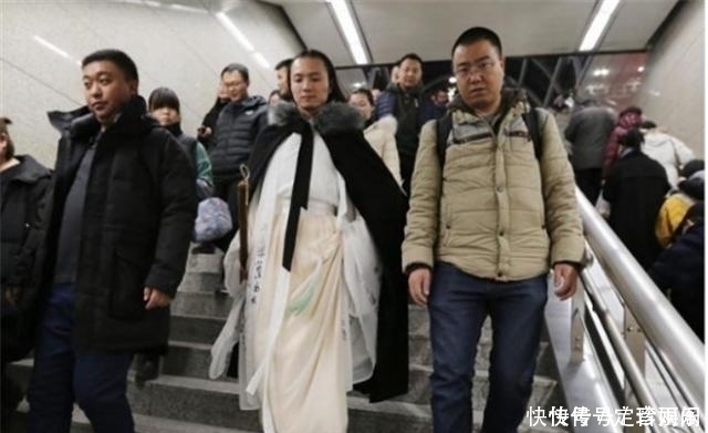 束冠&他留四年长发穿上汉服却被汉服圈批“不束冠”,网友:好严格