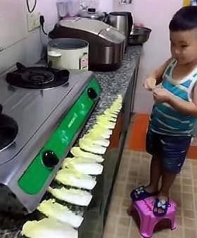 完美|4岁男孩帮妈妈剥菜,看到“完美作品”后,网友应该是强迫症