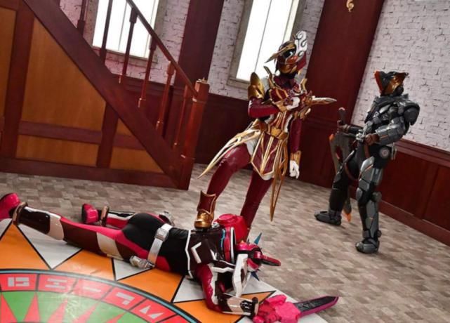 假面骑士圣刃：流苏疑似游吟诗人，带着禁书下篇跑路，贤人的灵魂也被复活