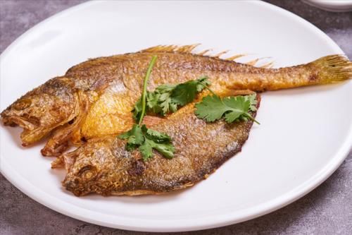 炖鱼汤|煎鱼要想不破皮,就不要直接下锅,多加2步,鱼皮不破不粘锅