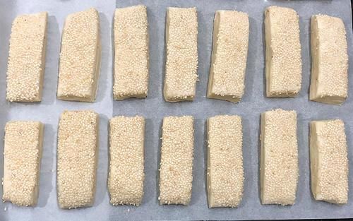 用面粉和白芝麻做脆饼,酥香掉渣,层层薄如纸,做1次吃3天省事