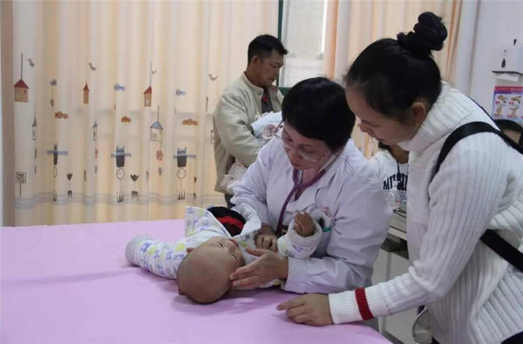 新生儿|胎记是怎么来的,有人说是被阎王爷打答案可能不是你所想的