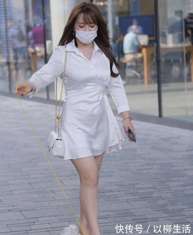 连衣裙 纯白色衬衫微胖美女轻松穿搭,金手环和金链包遛个狗还这么奢侈