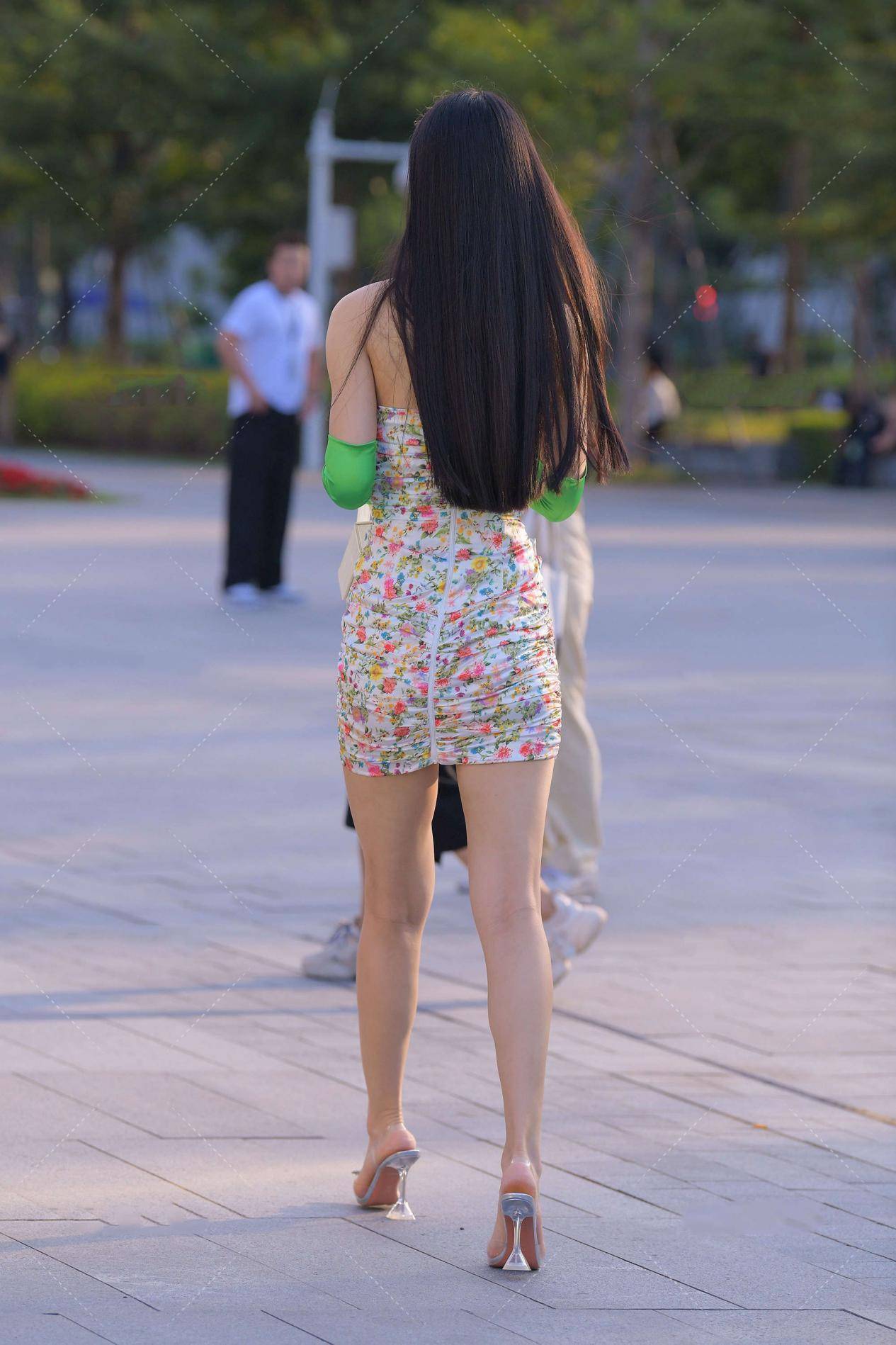 修身连衣裙显自信, 也很优雅, 戴上手套显高贵气质