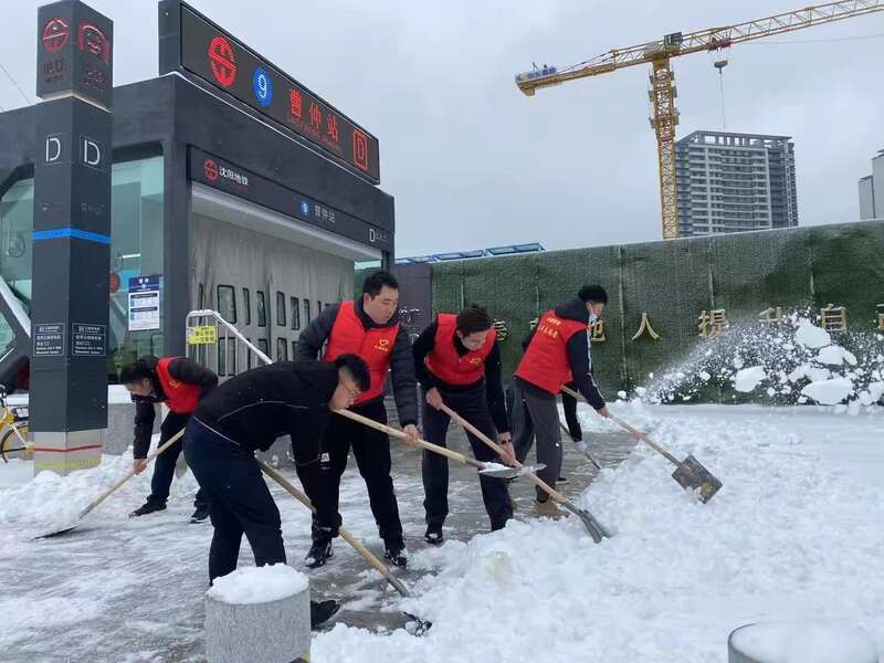 破冰|沈阳青年志愿者积极投身破冰除雪行动