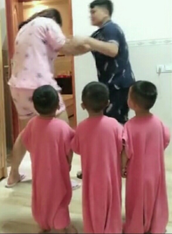 听妈妈的话|爸爸和妈妈假装打架,三胞胎儿子的做法,让妈妈眼泪不停