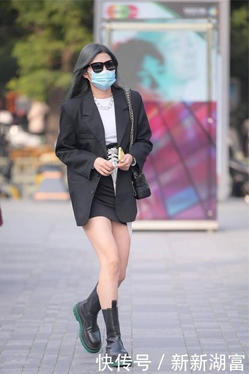 路人街拍,美女彩条的连衣裙帅气美观,剪裁精致面料也很高档