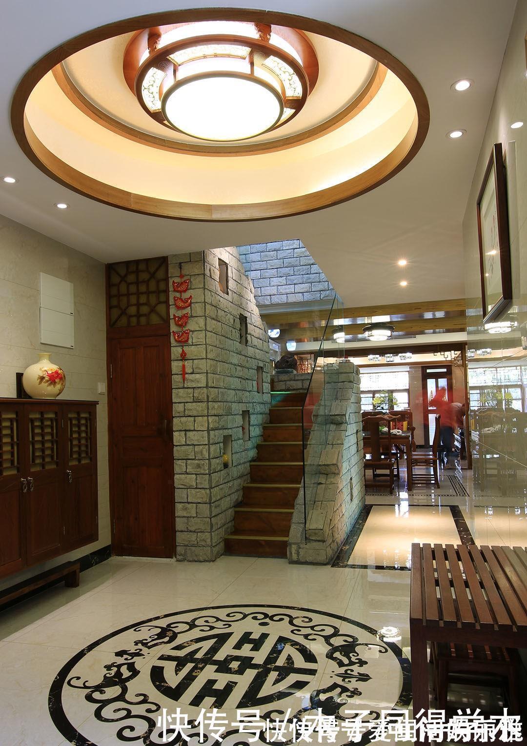 实木|90后小夫妻却偏爱中式装修,去除繁琐设计,书房的设计更为独特!