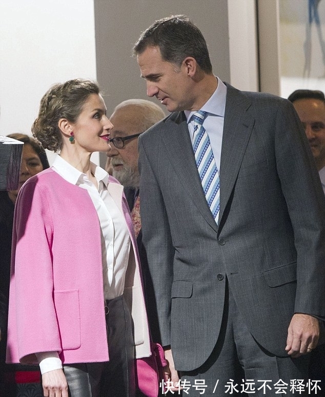 王后|西班牙王后“皮革”穿搭真时髦!粉色夹克搭九分裤,尽显高级范!