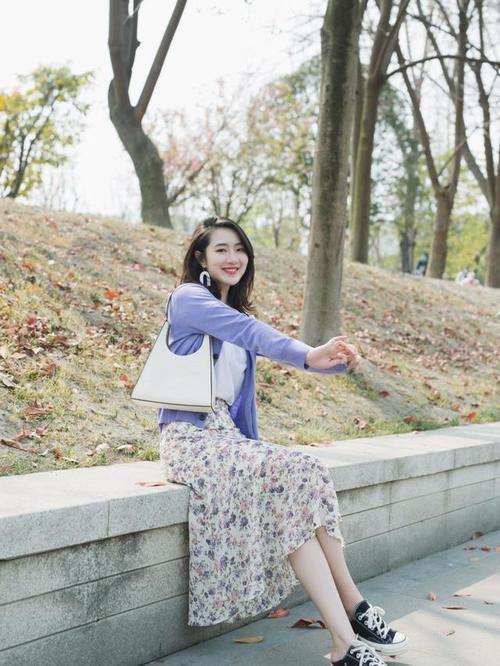 早春流行穿搭是这样的：针织衫+碎花半裙，时髦又优雅，你也试试