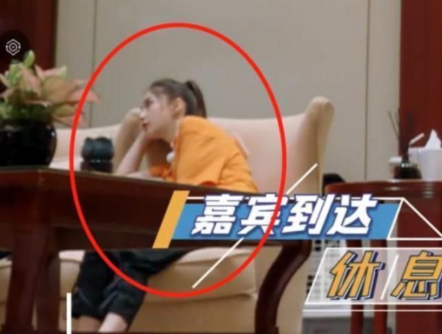 跑男中李沁杨颖坐在椅子上,看到两人的坐姿后,已婚和未婚的差别太明显