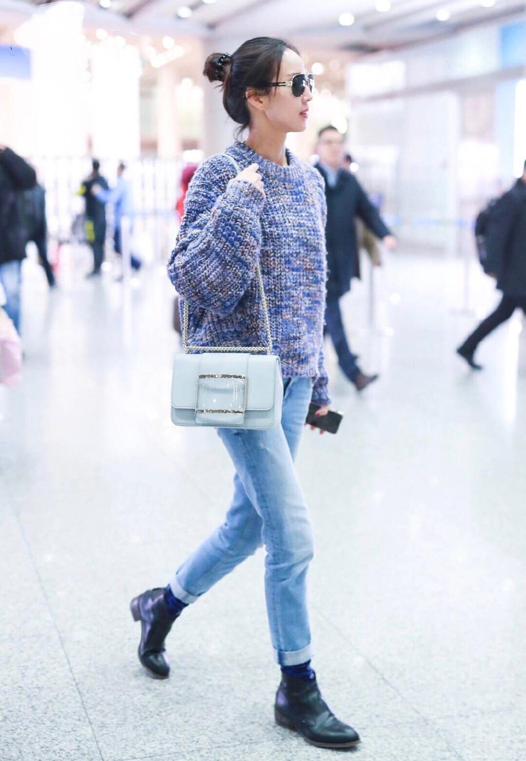 张钧甯穿搭低调,气质出众,圆领毛衣配牛仔裤休闲低调,活力十足