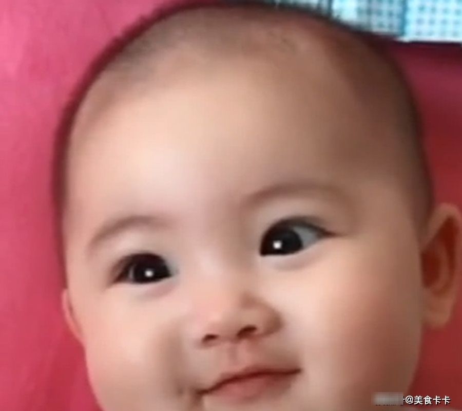 萌化|宝宝睡醒后不闹,看着妈妈笑个不停,妈妈的心都要被萌化了