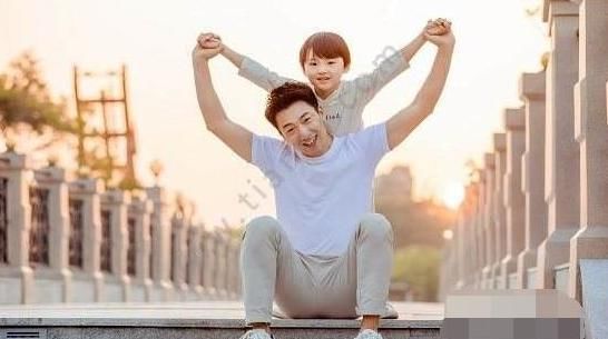 “妈,能别抱弟弟接我吗”,女儿拒绝妈妈接,揭露二胎家庭暗伤