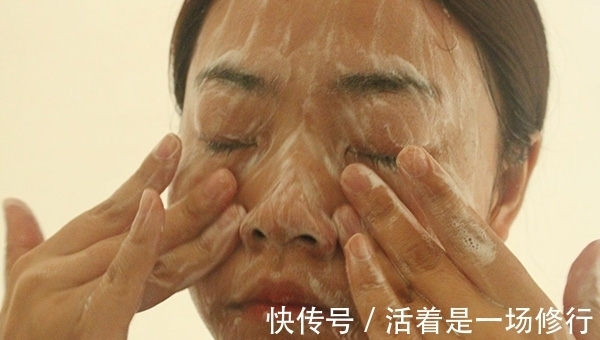 维生素e|女人多大年纪，会开始长老年斑？老了不想脸上有斑要怎么做？