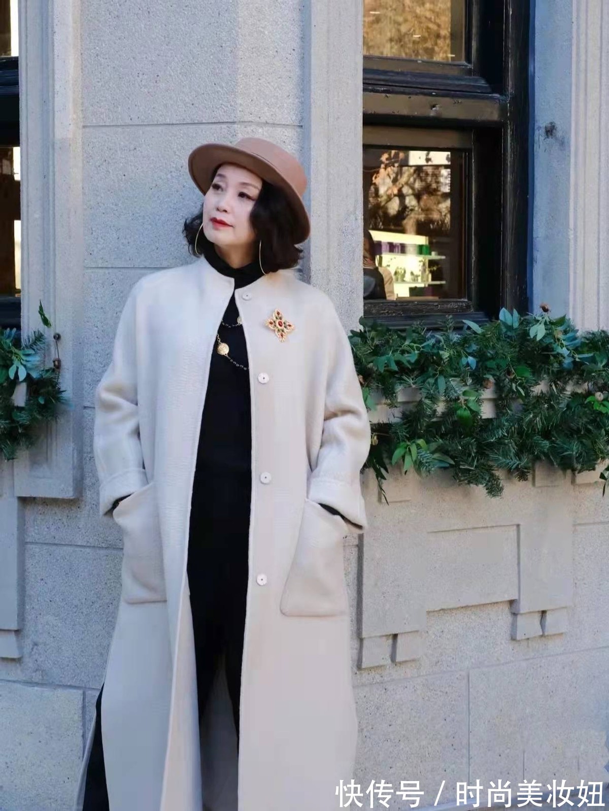 大衣 女人无论年龄多大,穿衣都要高级洋气,50岁比年轻人还会穿