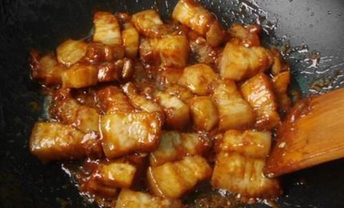 做红烧肉，记住“4个窍门”，做好后肉质软烂不油腻，香味浓