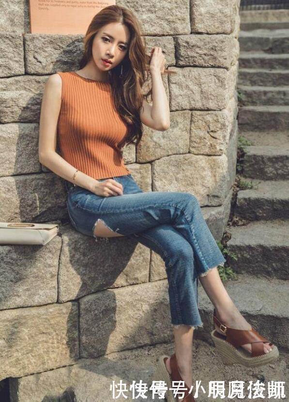 小姐姐穿紧身牛仔裤,塑造完美曲线身姿,散发女性独特魅力