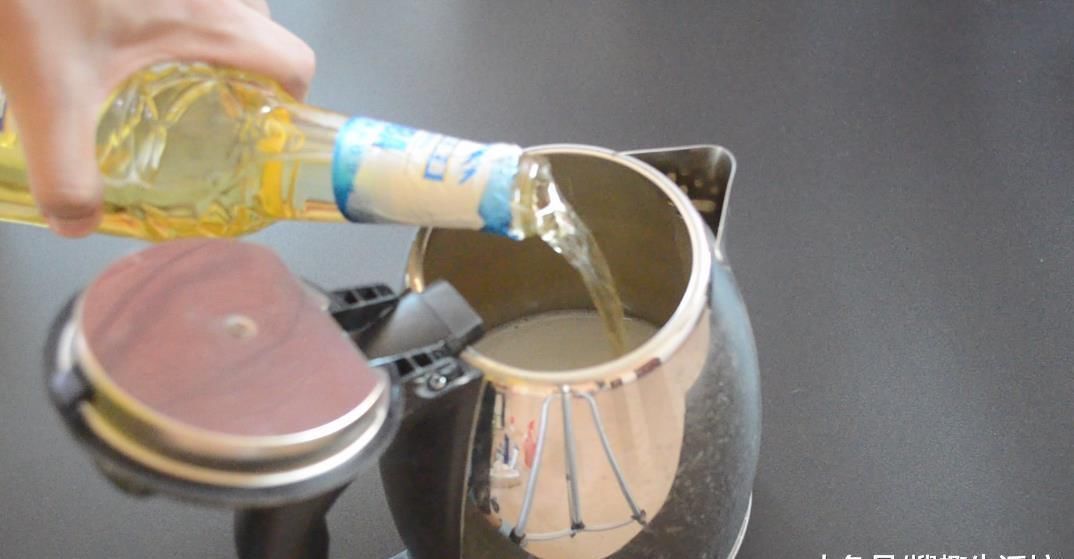 水壶里撒一把它, 水垢自动往下掉, 一年都不用刷水壶, 太实用了