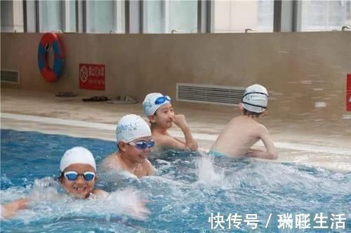 生长激素|夏天多游泳真能长高?儿科医师:这个游泳姿势对长高更有效