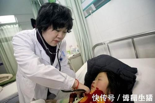 家长们|4岁孙女误吞干燥剂,奶奶“解救”方法太有效,被医生称赞