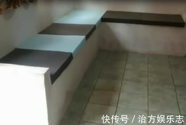 卡座|公公一根筋,客厅不放沙发,坚持红砖砌卡座,用旧床单包着,土!