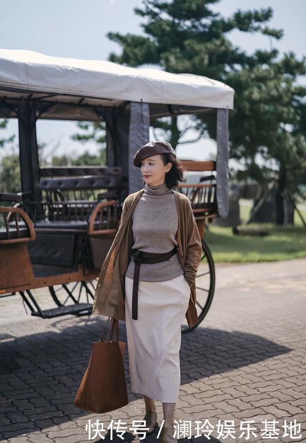 lily 年近60岁却美得优雅,这位中老年妈妈的“气质”穿搭,真值得学