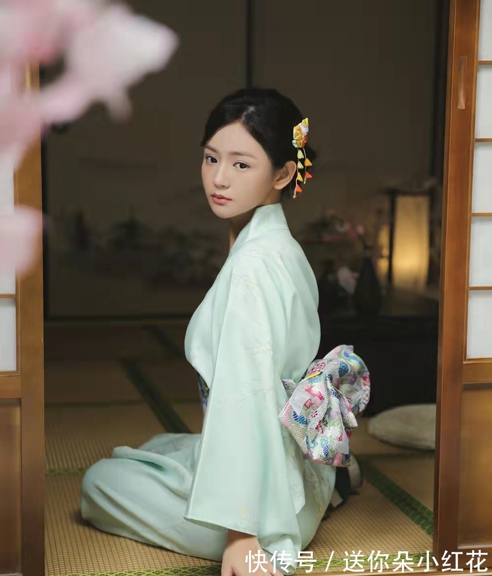 五律!五律:莫嫌杨柳早,休怨杏花迟。待到群芳绽,人间遍地诗