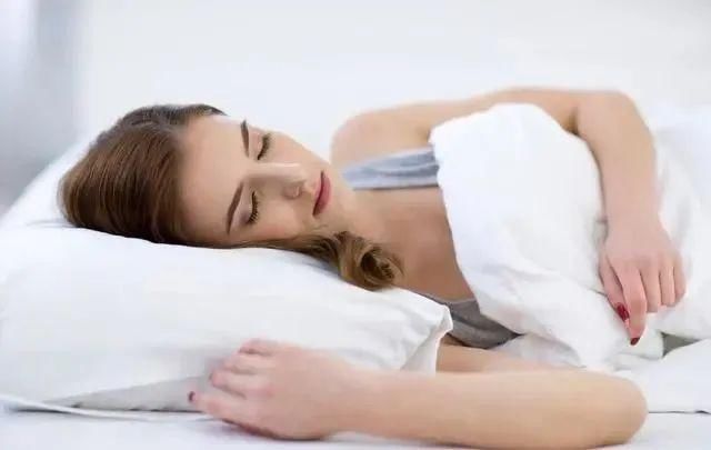 自然|为什么睡到半夜总是“自然醒”当心这2种情况,别再视若无睹