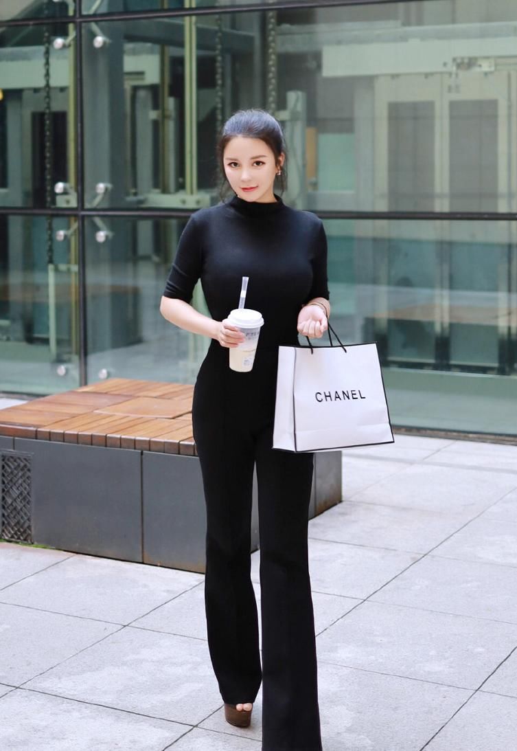  精致|爱穿紧身连体衣，勾勒丰腴曼妙身材，散发成熟性感韵味