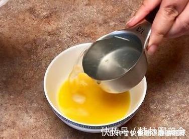 蒸蛋时，加水直接蒸是大错！大厨教你4技巧，蛋羹细嫩鲜香超好吃