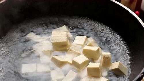 豆腐里打2个鸡蛋，居然这么好吃，年夜饭上桌连汤汁都不剩