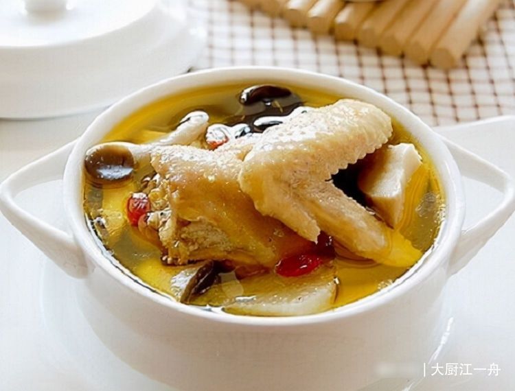 炖鸡汤时，牢记“3放2不放”，鸡汤鲜香味浓，越喝越解馋