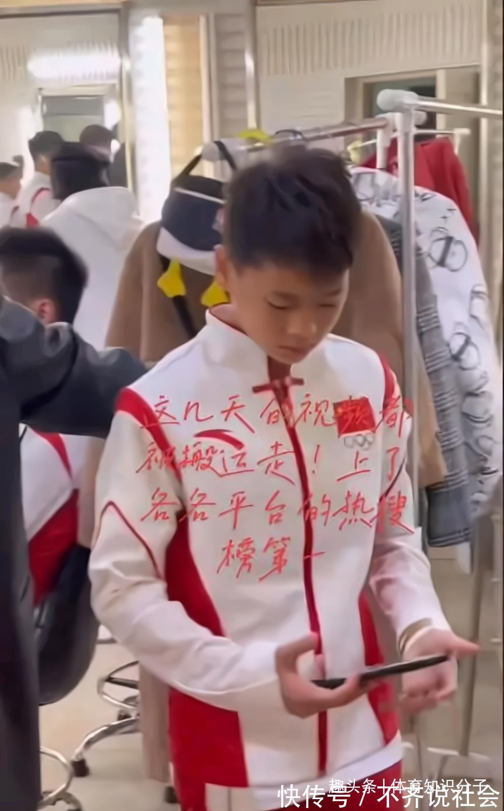 全紅嬋玩游戲忘乎所以被工作人員催促,紅姐低頭玩根本不搭理