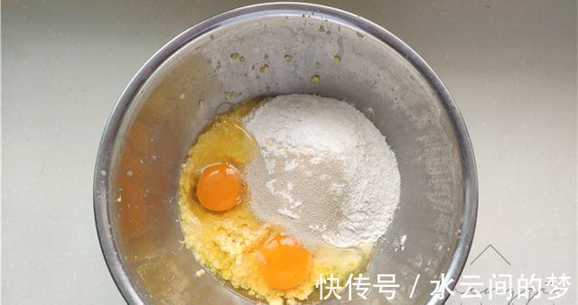 清香|8月吃鲜玉米正当时,打入2个鸡蛋,不炒不煮,蓬松暄软又清香
