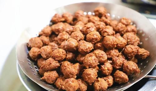 炸牛肉丸子为什么要加馒头？掌握这个小技巧，口感松软不发硬