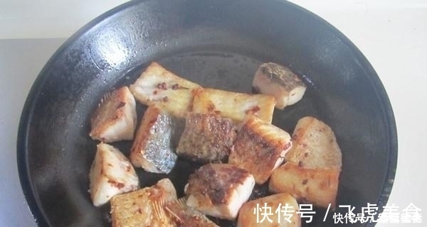 红烧|草鱼别红烧了,大厨教你一招“新吃法”,肉质鲜嫩还补钙,快收藏