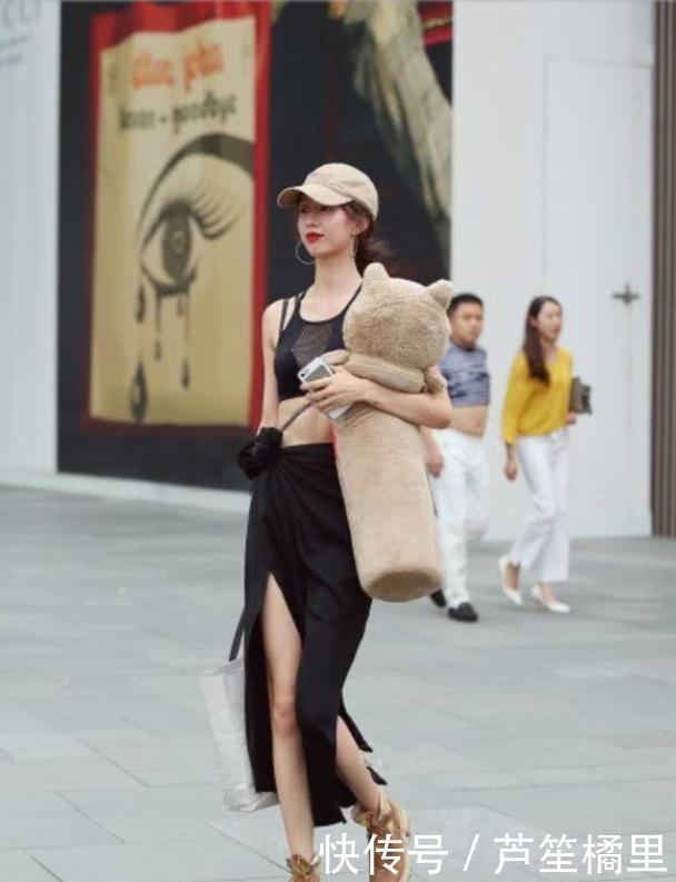 甜美|街拍小姐姐长相清纯,笑容甜美,穿印花裙子,看着十分的养眼