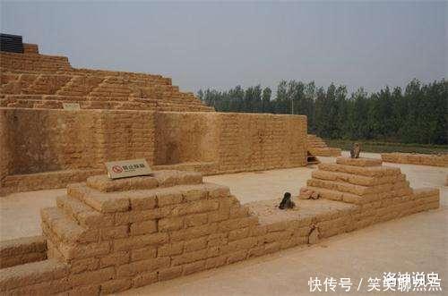 佛像只剩半边脸,光洁如玉微笑如常,出土后即被定为国宝