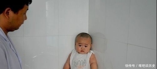 |3岁女童医院上演“搞笑”剧情,爸爸哭笑不得,网友:是个狠人