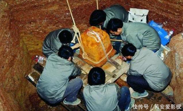 寻找白娘子,雷峰塔地宫发掘现场实拍照