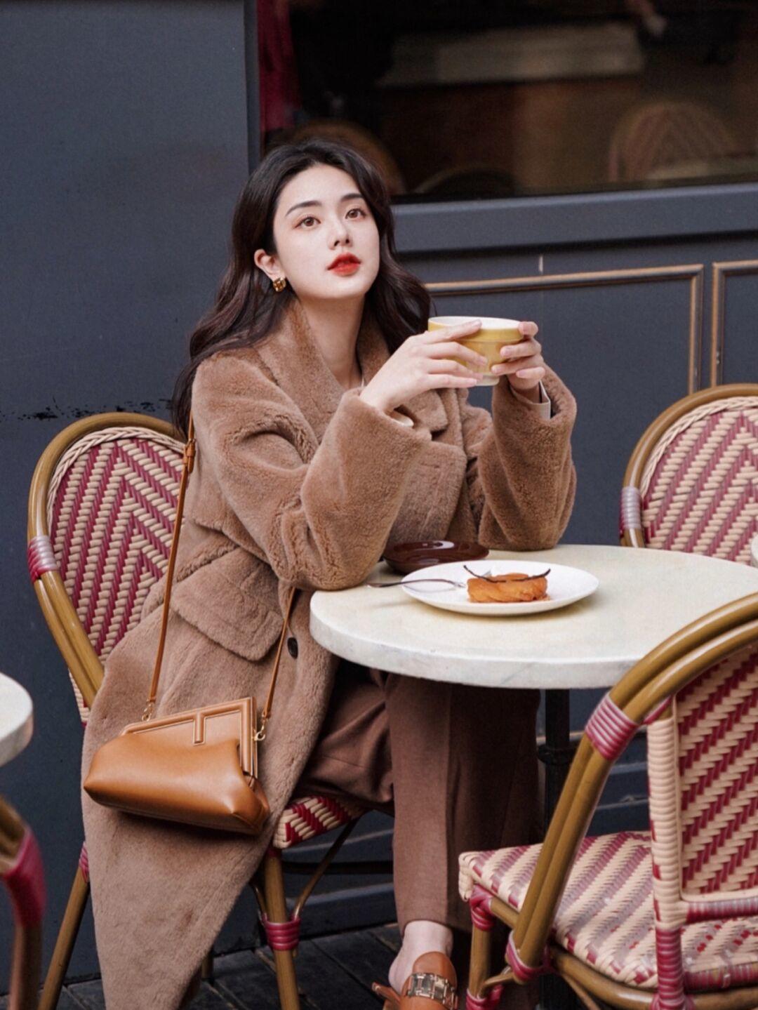 穿搭|冬季保暖穿搭还得看“泰迪绒外套”,时髦精致又有个性,美得高级