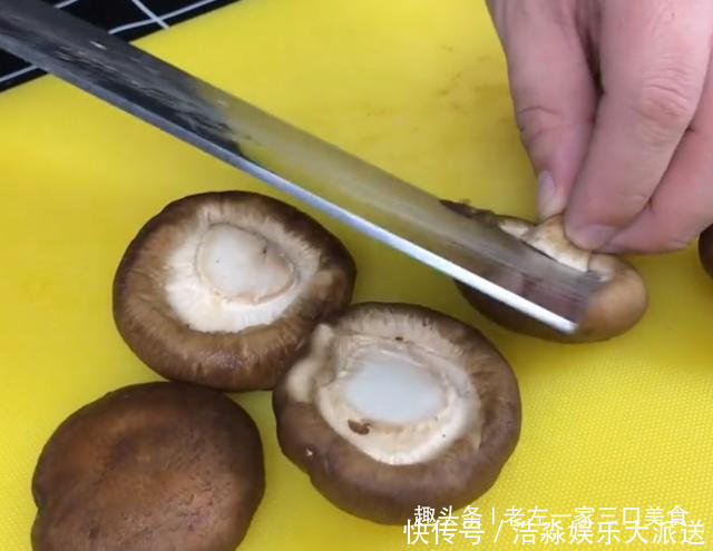 香菇|椒盐香菇最地道的做法,面糊调配方法告诉你,出锅外酥里嫩有滋味