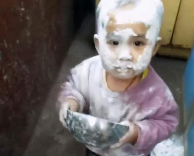 勤劳|5岁“勤劳宝宝”火了,趁奶奶熟睡“蒸馒头”:家里没我能行吗