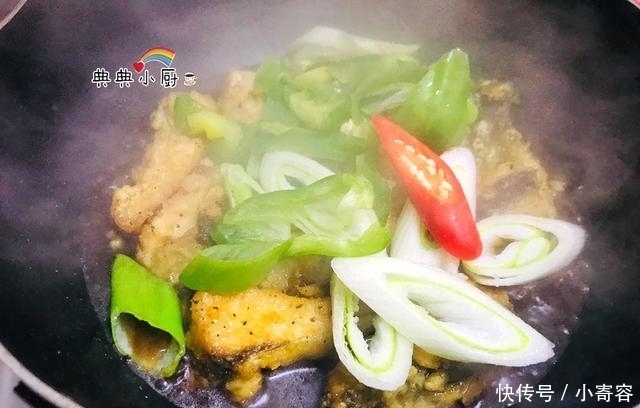 家常红烧鱼,炸出来酥脆,红烧起来不松散!