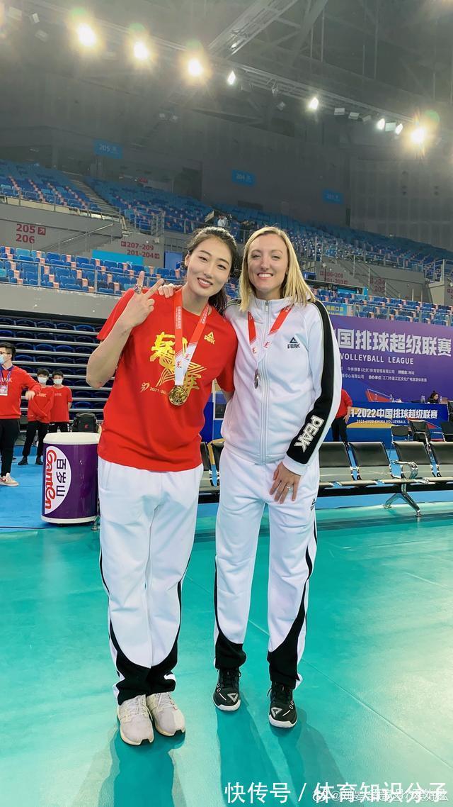 金软景|中国女排1米88国手神奇出圈!拍广告现场:身边男搭档被车推着走